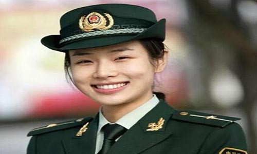 Nụ cười tươi của Shu Xin trong bộ quân phục.