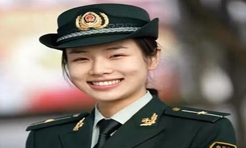 Nụ cười tươi của Shu Xin trong bộ quân phục.