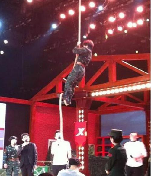 Shu Xin thể hiện khả năng đu dây thừng.