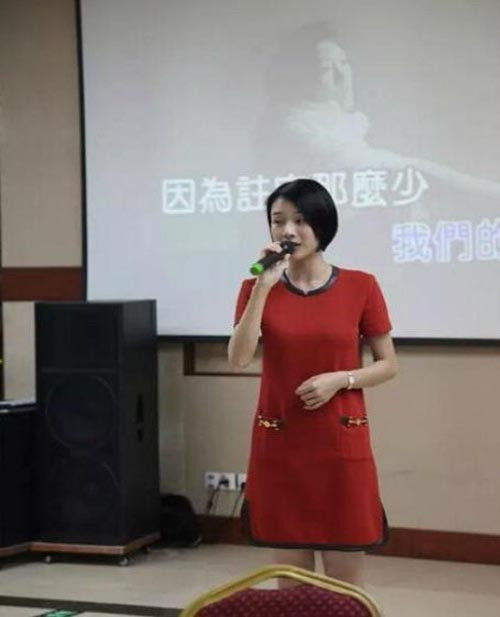 Cô được mô tả là một người cởi mở, hoạt bát, yêu âm nhạc và khiêu vũ.