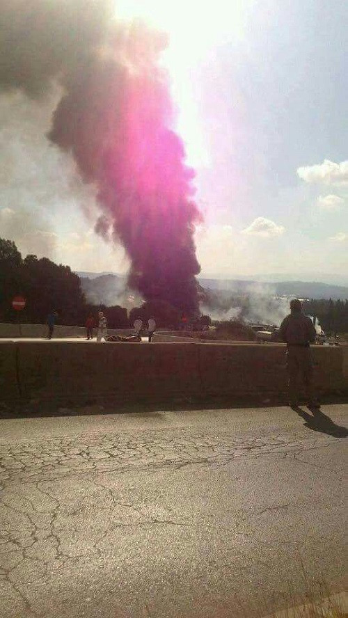 Người dân kéo đến khu vực xảy ra vụ đánh bom trên đường cao tốc ở Tartus.