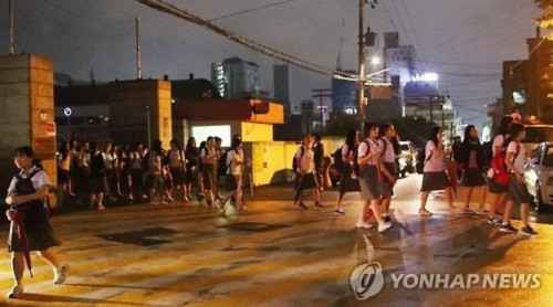 Chính quyền đã ra lệnh cho người dân trong khu vực chịu ảnh hưởng sơ tán đến nơi an toàn. Được biết, có hai người bị thương trong cơn địa chấn này. Ảnh: Học sinh được sơ tán khỏi một ngôi trường ở thành phố Ulsan hôm 12/9. (Nguồn Yonhap)