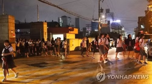 Chính quyền đã ra lệnh cho người dân trong khu vực chịu ảnh hưởng sơ tán đến nơi an toàn. Được biết, có hai người bị thương trong cơn địa chấn này. Ảnh: Học sinh được sơ tán khỏi một ngôi trường ở thành phố Ulsan hôm 12/9. (Nguồn Yonhap)