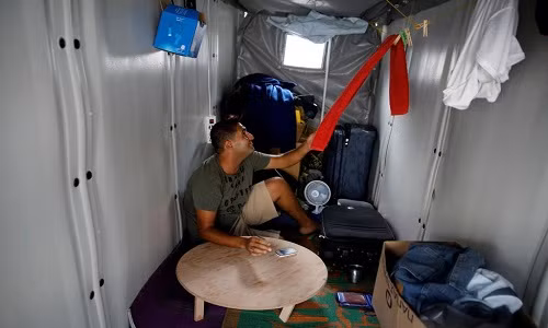 Mohammed Al Jassem, một người tị nạn đến từ Deir ez-Zor (Syria), ngồi trong túp lều chật chội của anh tại khu trại tị nạn Souda trên đảo Chios, Hy Lạp, hôm 12/9/2016.