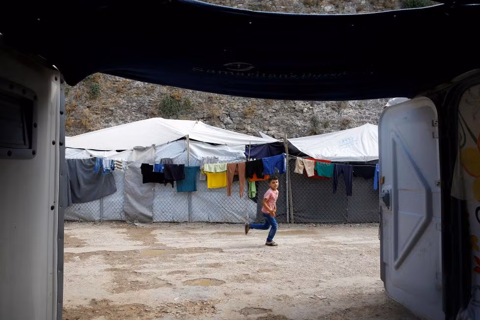 Quần áo được phơi ngay bên ngoài “ngôi nhà” của những người tị nạn ở Hy Lạp.