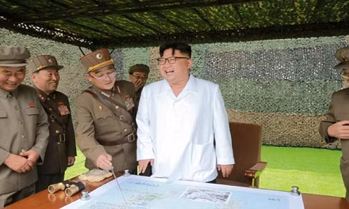 Ong Kim Jong-un canh bao co the tan cong hat nhan “moi luc”