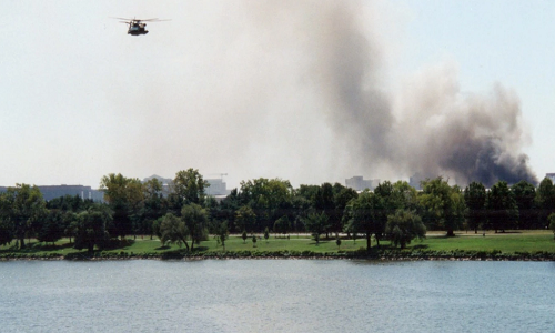 “Mình tới đây để học nhiếp ảnh và đây là khoảnh khắc ghi lại lịch sử. Mình cần phải làm điều này”, Erica tự nhủ khi đó. Ảnh: Khói bụi bốc lên từ Lầu Năm Góc nhìn từ bên bờ sông Potomac. 