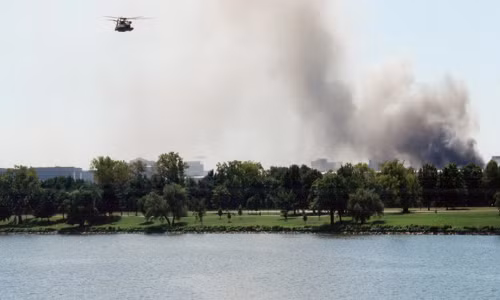 “Mình tới đây để học nhiếp ảnh và đây là khoảnh khắc ghi lại lịch sử. Mình cần phải làm điều này”, Erica tự nhủ khi đó. Ảnh: Khói bụi bốc lên từ Lầu Năm Góc nhìn từ bên bờ sông Potomac. 