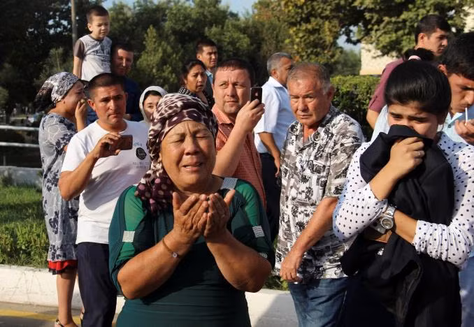 Người phụ nữ không giấu nổi niềm xúc động nghẹn ngào.