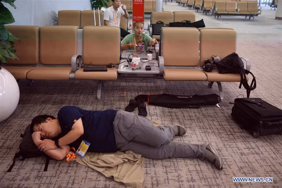 Một phóng viên tranh thủ chợp mắt tại sảnh chờ của sân bay quốc tế Tiêu Sơn Hàng Châu, tỉnh Chiết Giang, hôm 3/9. Đông đảo phóng viên đã có mặt tại Hàng Châu để đưa tin về Hội nghị Thượng đỉnh G20 diễn ra trong hai ngày 4/9-5/9.