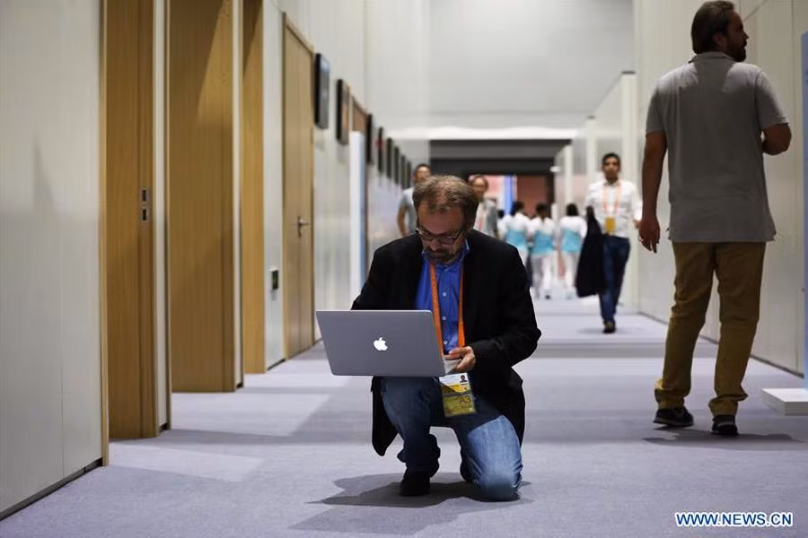 Một nhà báo làm việc tại trung tâm truyền thông của Hội nghị G20.