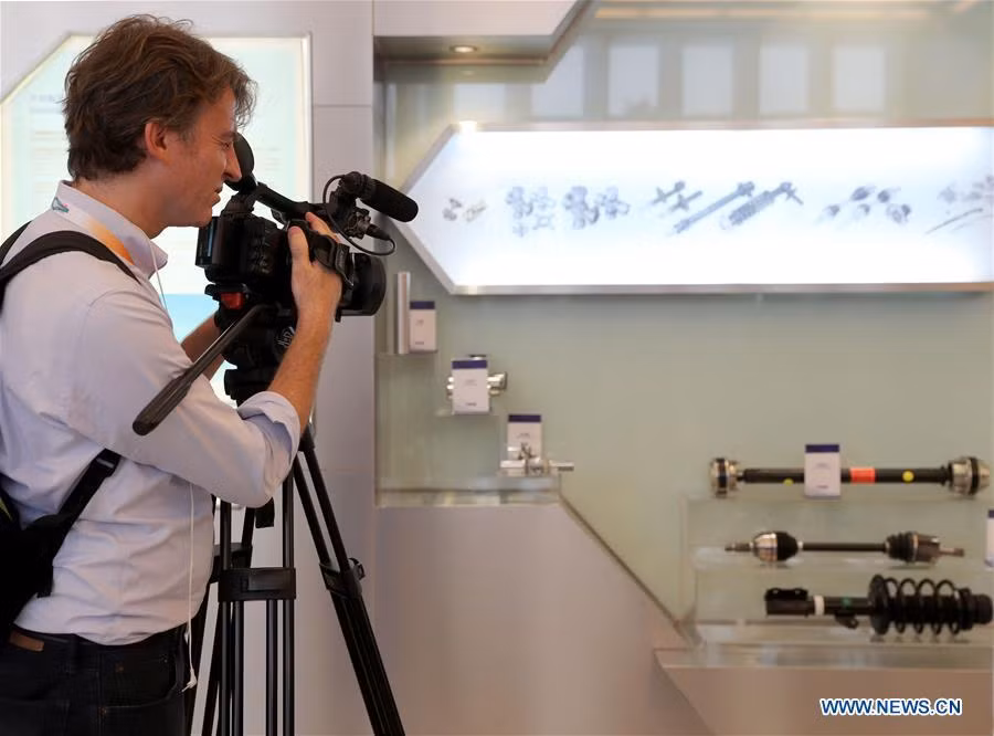 Một nhà báo đang tác nghiệp tại Hàng Châu.