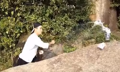 Kinh ngac bac thay Kung fu phi la bai “xe toac” lon bia-Hinh-8