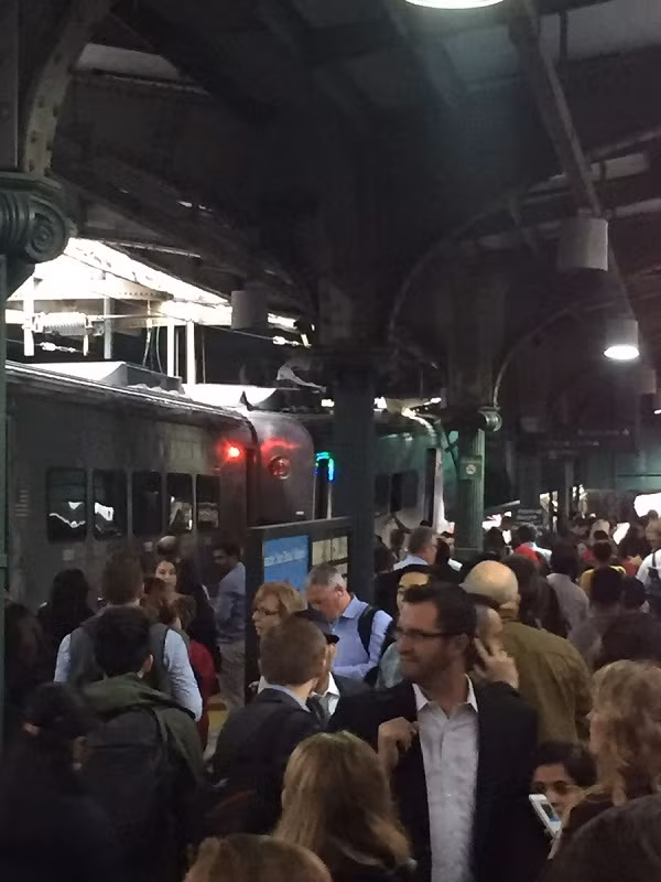 Hien truong tai nan tau dien o My, hon 100 nguoi thuong vong-Hinh-8