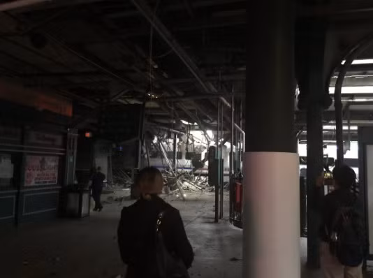 Hien truong tai nan tau dien o My, hon 100 nguoi thuong vong-Hinh-3