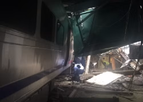 Hien truong tai nan tau dien o My, hon 100 nguoi thuong vong-Hinh-5