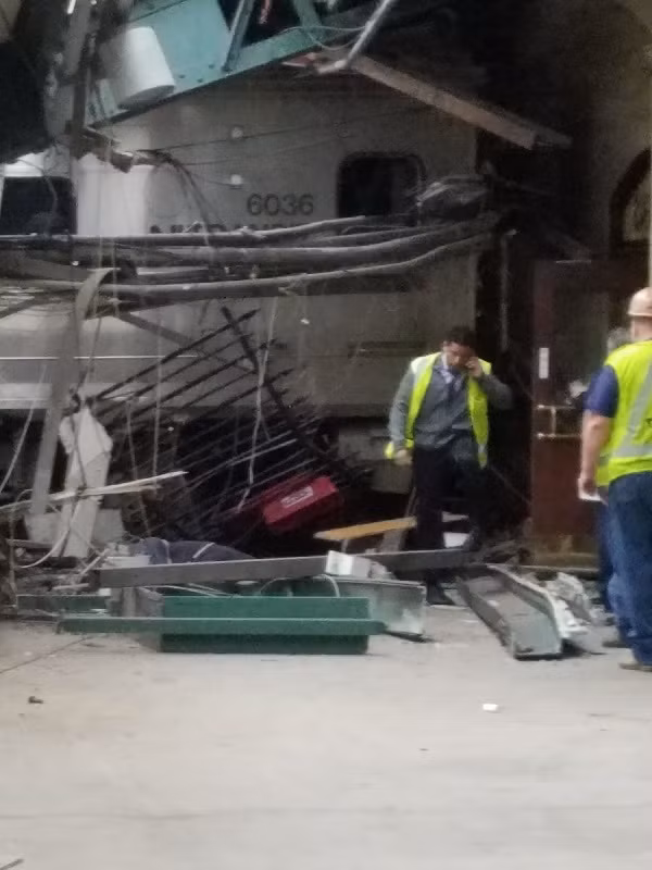 Hien truong tai nan tau dien o My, hon 100 nguoi thuong vong-Hinh-7