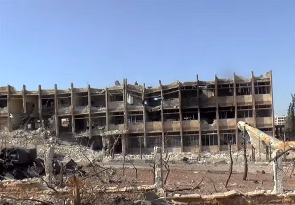 Một tòa nhà bị phá hủy ở chiến trường Aleppo.