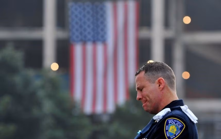 Một sĩ quan cảnh sát New York tại khu vực tưởng niệm. Sở Cảnh sát New York cũng tổ chức sự kiện tưởng nhớ hơn 70 chiến sĩ đồng đội hy sinh lúc vụ tấn công xảy ra và trong quá trình cứu nạn cách đây 15 năm.