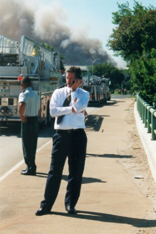 Người đàn ông đang cố gọi điện thoại bên ngoài Lầu Năm Góc.