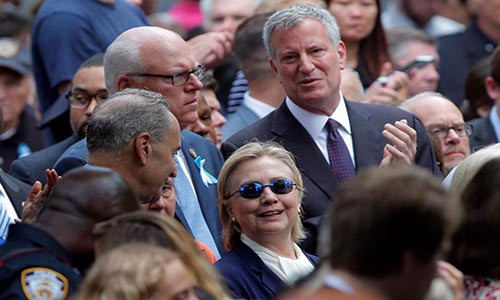 Bà Hillary Clinton trò chuyện với Thị trưởng New York Bill de Blasio trong lễ tưởng niệm. Ảnh: Reuters.