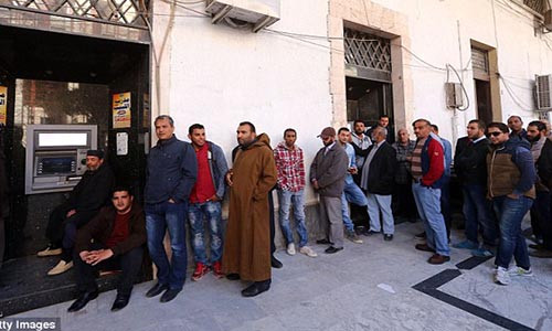 Những người dân Lybia dù không ưa Đại tá Muammar Gaddafi cũng cho rằng cuộc sống dưới thời nhà độc tài này tốt đẹp hơn so với hiện tại. Được biết, nhà độc tài Muammar Gaddafi đã bị lật đổ và giết hại vào năm 2011 sau 42 năm cầm quyền. Ảnh: Người dân ở Tripoli xếp hàng chờ rút tiền tại một cây ATM.