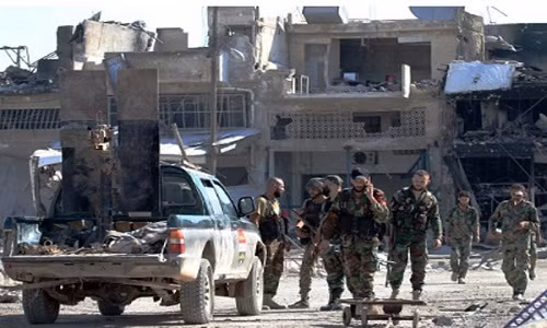 Các binh sĩ quân đội Syria tuần tra huyện Ramouseh ở Aleppo sau khi quân chính phủ Damascus và lực lượng đồng minh giành lại quyền kiểm soát hoàn toàn khu vực này từ tay nhóm phiến quân Jeish al-Fatal vào tuần trước.