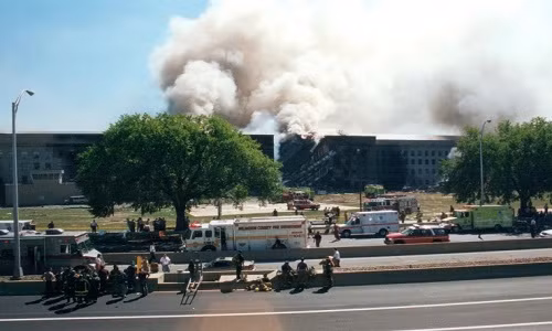 Xe cấp cứu, lực lượng cứu hộ tập trung bên ngoài Lầu Năm Góc. Được biết, khoảng 125 người ở Lầu Năm Góc thiệt mạng trong vụ tấn công khủng bố ngày hôm đó. 