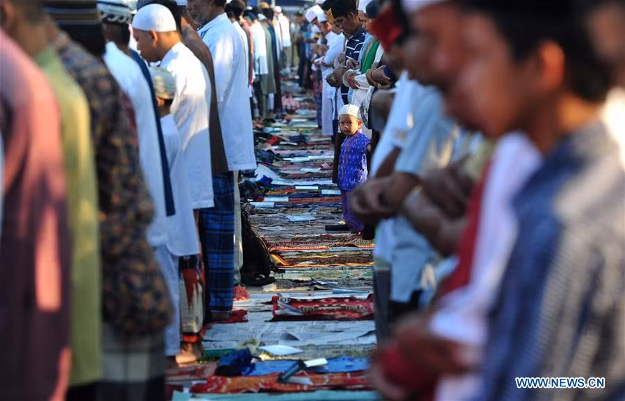 Những người Hồi giáo tham gia buổi cầu nguyện trong lễ Eid al-Adha diễn ra tại cảng Sunda Kelapa ở thủ đô Jakarta, Indonesia, ngày 12/9.