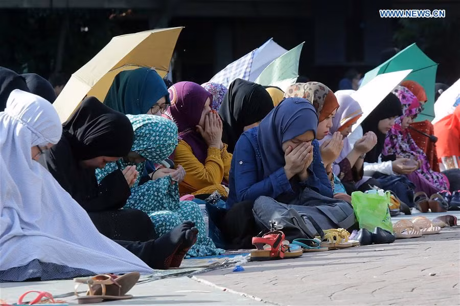 Được biết, lễ hội Eid al-Adha kéo dài 3 ngày là dịp kỷ niệm việc Ibrahim (Abraham) sẵn sàng tế sinh con trai cả của mình là Ishmael để phục tùng một mệnh lệnh từ Thượng đế và Ishmael chấp thuận mệnh lệnh này. Tuy nhiên sau đó, Thượng đế đã cấp cho ông ta một con cừu làm vật hiến tế thay thế.