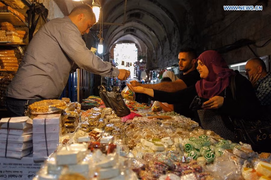Người dân Palestine mua bánh kẹo tại Jerusalem hôm 11/9 trong dịp lễ hội truyền thống của người Hồi giáo.