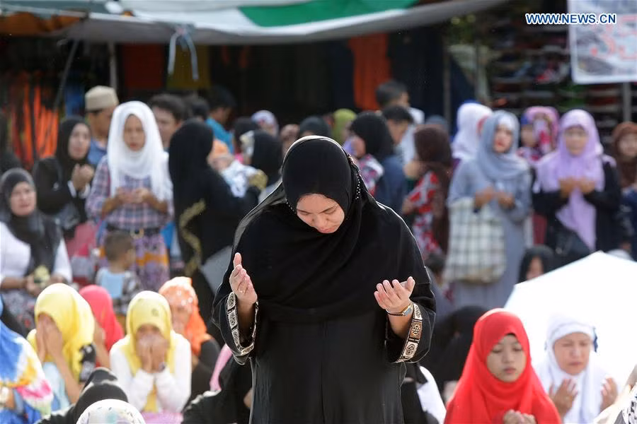 Một người phụ nữ đang cầu nguyện trong buổi lễ kỷ niệm lễ hội Eid al-Adha hay còn gọi là lễ Hiến sinh ở thành phố Quezon, Philippines, ngày 12/9/2016.