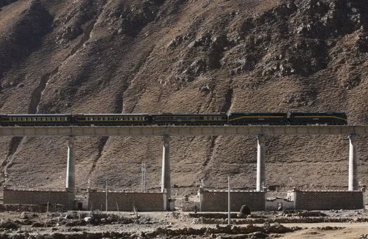 Tuyến đường sắt cao nhất thế giới Thanh Hải-Tây Tạng (Trung Quốc) nằm ở độ cao 5.072 mét so với mực nước biển.