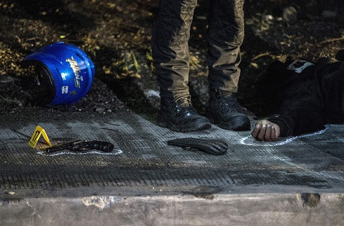 Thi thể của một nghi phạm ma túy cùng khấu súng tại hiện trường vụ đấu súng ở Manila hôm 28/8.