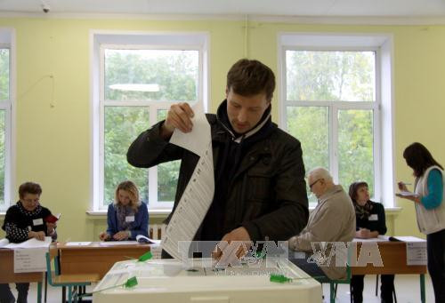 Cử tri Nga tại một điểm bỏ phiếu. Ảnh: Dương Trí (P/v TTXVN tại Nga)