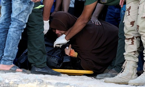 Những người sống sót kể lại rằng, con thuyền bị chìm vào khoảng 5h30 sáng ngày 21/9. Ảnh: Người phụ nữ đau lòng trước cái chết của người thân.