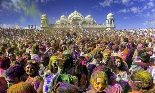 Lễ hội Holi của người Hindu được tổ chức tại Ấn Độ. Vào dịp lễ hội này, người dân Ấn Độ lại ném bột màu vào nhau thể hiện cho sự tự do và không phân biệt giai cấp vốn tồn tại trong xã hội.