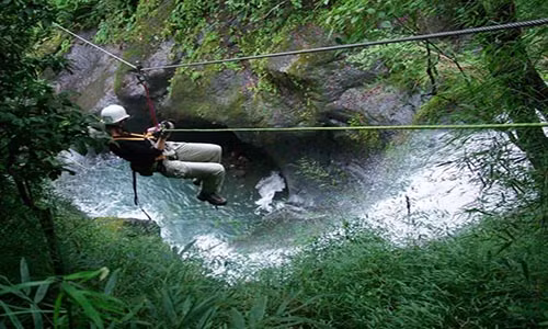 Trượt cáp Zipline ở Costa Rica đưa bạn qua những khu rừng rậm và nghe tiếng chim hót líu lo,... Tuy nhiên, trải nghiệm này không dành cho những người sợ độ cao.