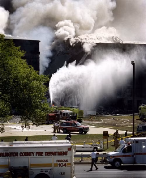 Lầu Năm Góc cũng là một trong những mục tiêu trong các cuộc tấn công khủng bố 11/9 cách đây 15 năm. Nhiếp ảnh gia Erica Lusk là người đã ghi lại cảnh tượng đổ nát ở Lầu Năm Góc sau khi một chiếc máy bay của hãng hàng không American Airlines bị không tặc kiểm soát đâm vào. Ảnh: Lầu Năm Góc bốc cháy hôm 11/9/2001. 