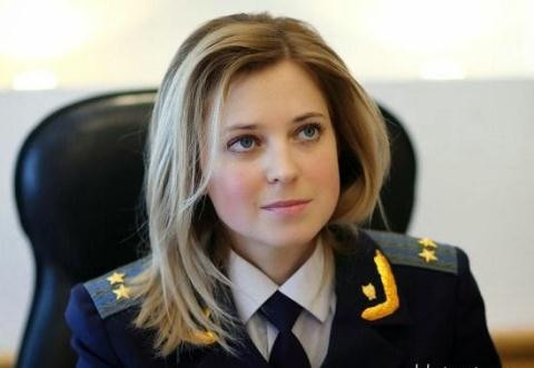 Tổng công tố Crimea Natalia Poklonskaya (sinh ngày 13/8/1980) là một trong những nữ luật sư quyến rũ nhất thế giới. Cô bắt đầu làm việc trong Văn phòng Tổng công tố Ukraine tại Kiev sau khi tốt nghiệp năm 2002. Năm 2014, cô được bổ nhiệm làm Tổng công tố của Cộng hòa tự trị Crimea.
