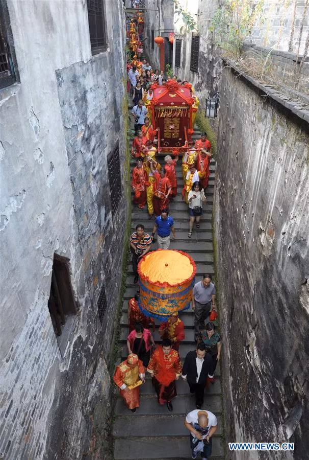 ...và được rước về nhà chồng làm lễ “bái đường”. Ảnh: Đoàn rước dâu đi qua một con ngõ nhỏ.