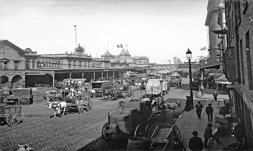 Cảnh người xe tấp nập trên đường phố New York của nước Mỹ vào năm 1900.