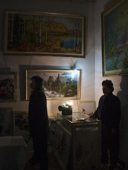 Phòng triển lãm nghệ thuật ở thủ đô Bình Nhưỡng lúc mất điện vào giữa buổi chiều.