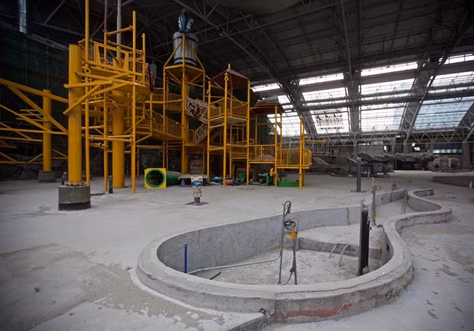 Nhà thầu đã bỏ ra 300 triệu USD để xây dựng công viên nước rộng 30.000 m2 này ở Thiết Lĩnh, tỉnh Liêu Ninh. Công trình này dự kiến được mở cửa vào mùa hè năm 2015 nhưng quá trình xây dựng đã bị bỏ dở giữa chừng.