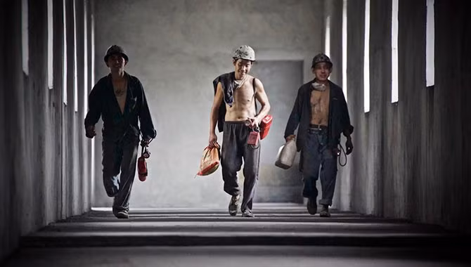 Những thợ mỏ trở về sau khi tan ca ở miền tây nam Trung Quốc. Điều kiện làm việc khắc nghiệt, lương giảm,... khiến cuộc sống của những thợ mỏ ngày càng khó khăn. Họ thậm chí có thể bị sa thải bất cứ lúc nào.