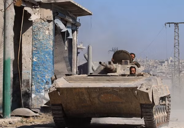 Nhiều chiến binh khủng bố đã bỏ mạng hoặc bị thương trong cuộc giao tranh ác liệt này. Ảnh: Xe tăng của lực lượng chính phủ Damascus trên đường phố Ramouseh.