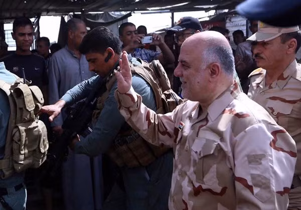 “Nhiều gia đình mất nhà cửa và họ được cấp chỗ ở tạm thời trong khu trại Dibaga IDP”, vị quan chức tỉnh Nineveh cho hay. Ảnh: Thủ tướng Iraq vẫy tay chào mọi người.