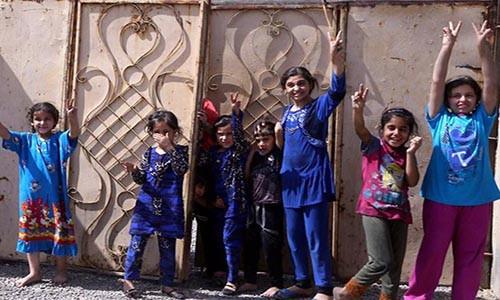 Các em nhỏ Iraq vui mừng sau khi trở về quê nhà ở huyện Qayyarah.