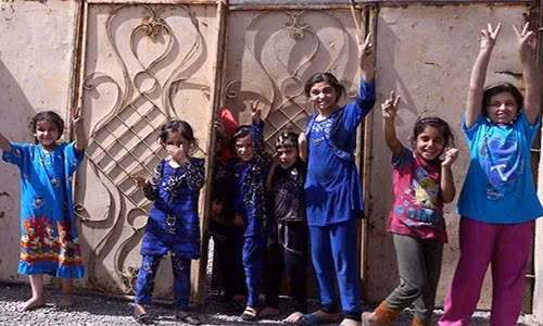 Các em nhỏ Iraq vui mừng sau khi trở về quê nhà ở huyện Qayyarah.