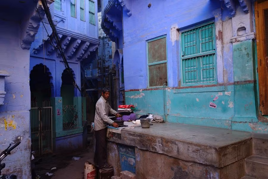 Người đàn ông đang gấp quần áo.